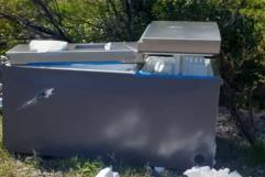 Roban encapuchados mercancía de vagones del tren en Nava