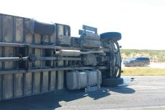Volcadura de unidad de transporte en la autopista Premier moviliza cuerpos de emergencia