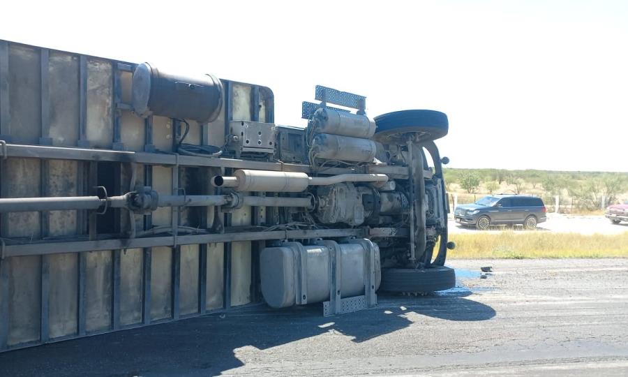 Volcadura de unidad de transporte en la autopista Premier moviliza cuerpos de emergencia