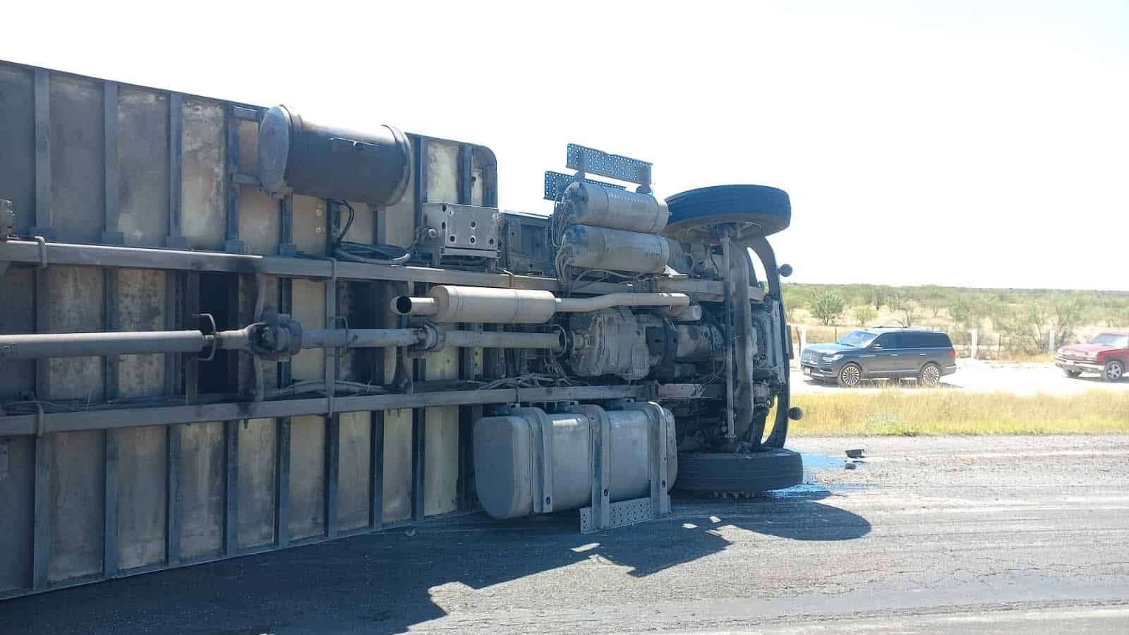 Volcadura de unidad de transporte en la autopista Premier moviliza cuerpos de emergencia