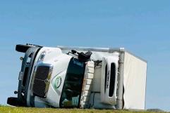 Vuelca camión en Autopista Premier