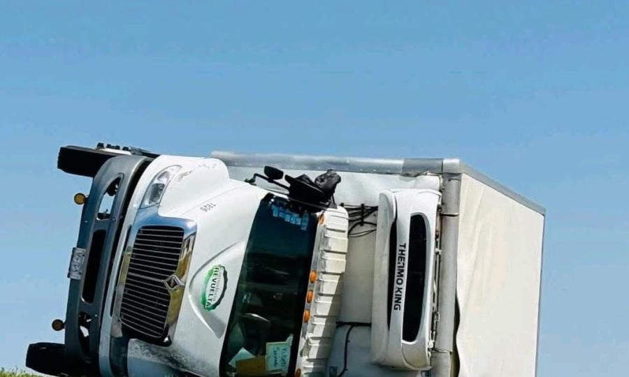 Vuelca camión en Autopista Premier