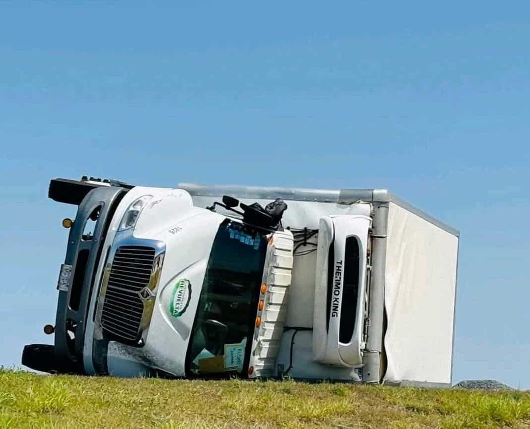 Vuelca camión en Autopista Premier
