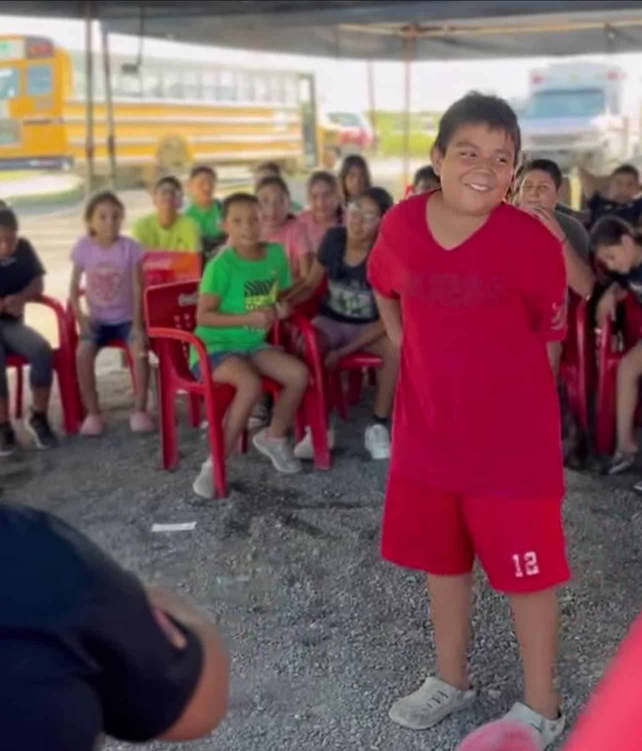 Actor Jorge A. Jiménez sorprende a niños del campamento Jr. en Zaragoza