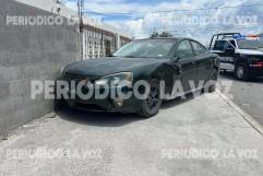 Policía municipal de Torreón choca contra auto estacionado en avenida Oriente