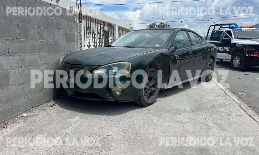 Policía municipal de Torreón choca contra auto estacionado en avenida Oriente