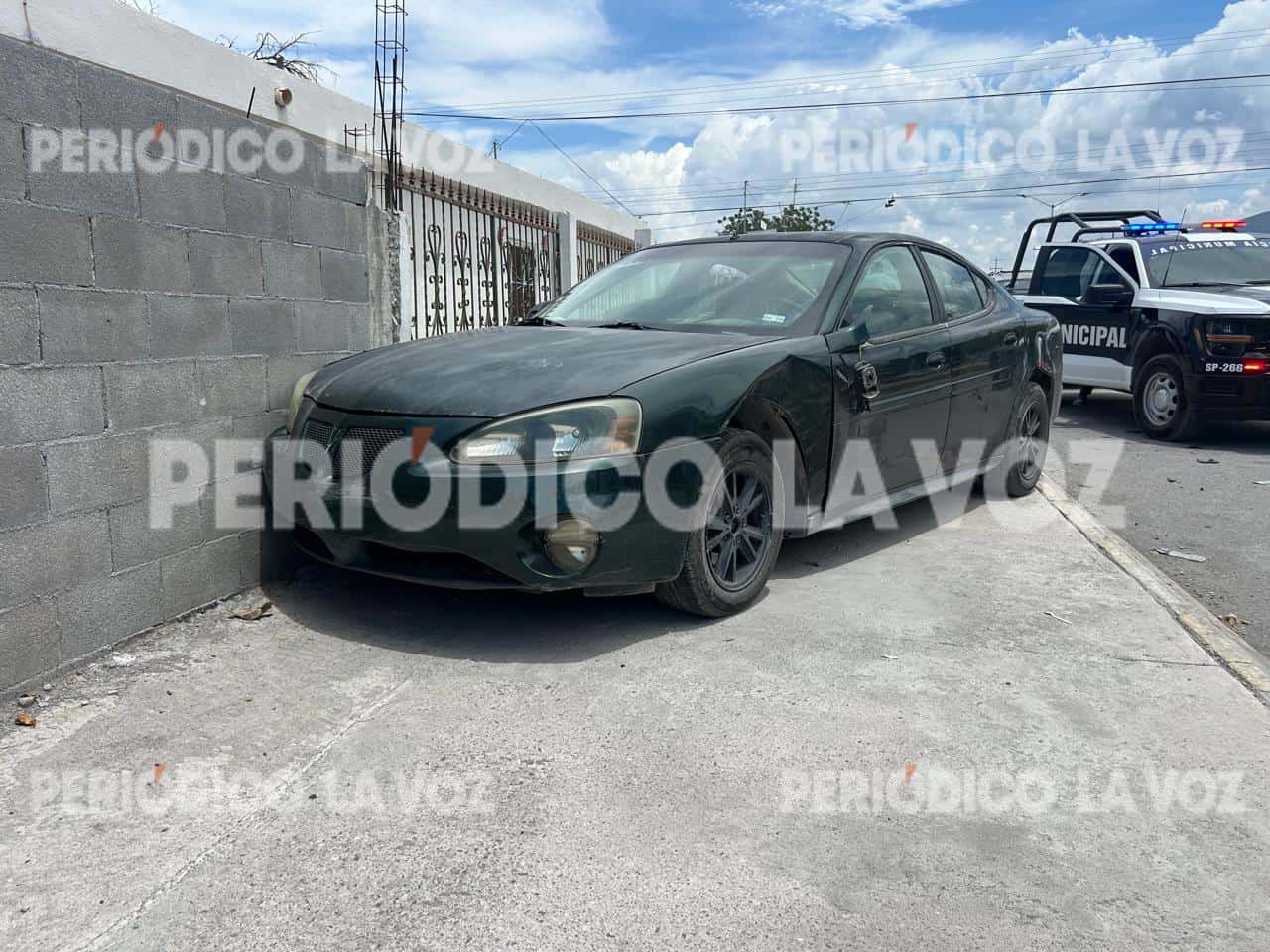 Policía municipal de Torreón choca contra auto estacionado en avenida Oriente