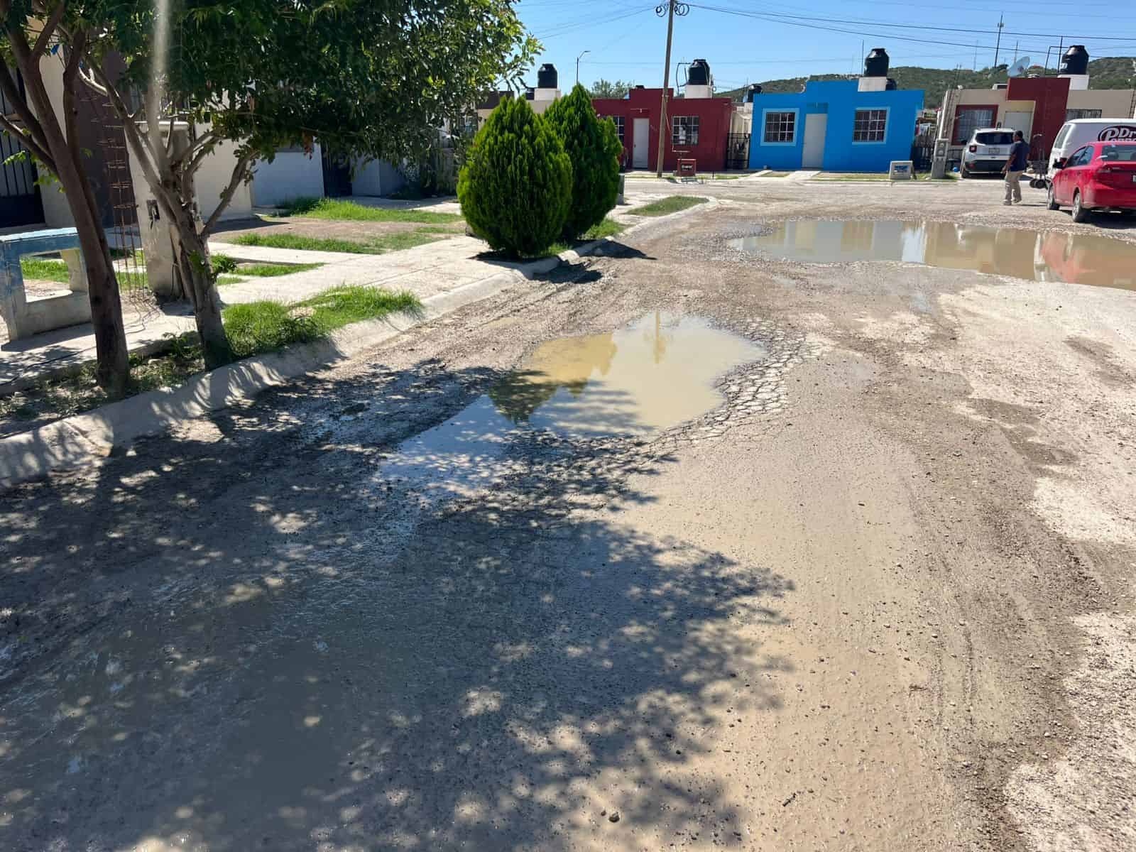 Vecinos de Praderas del Valle exigen solución a enorme bache que afecta vialidad y salud