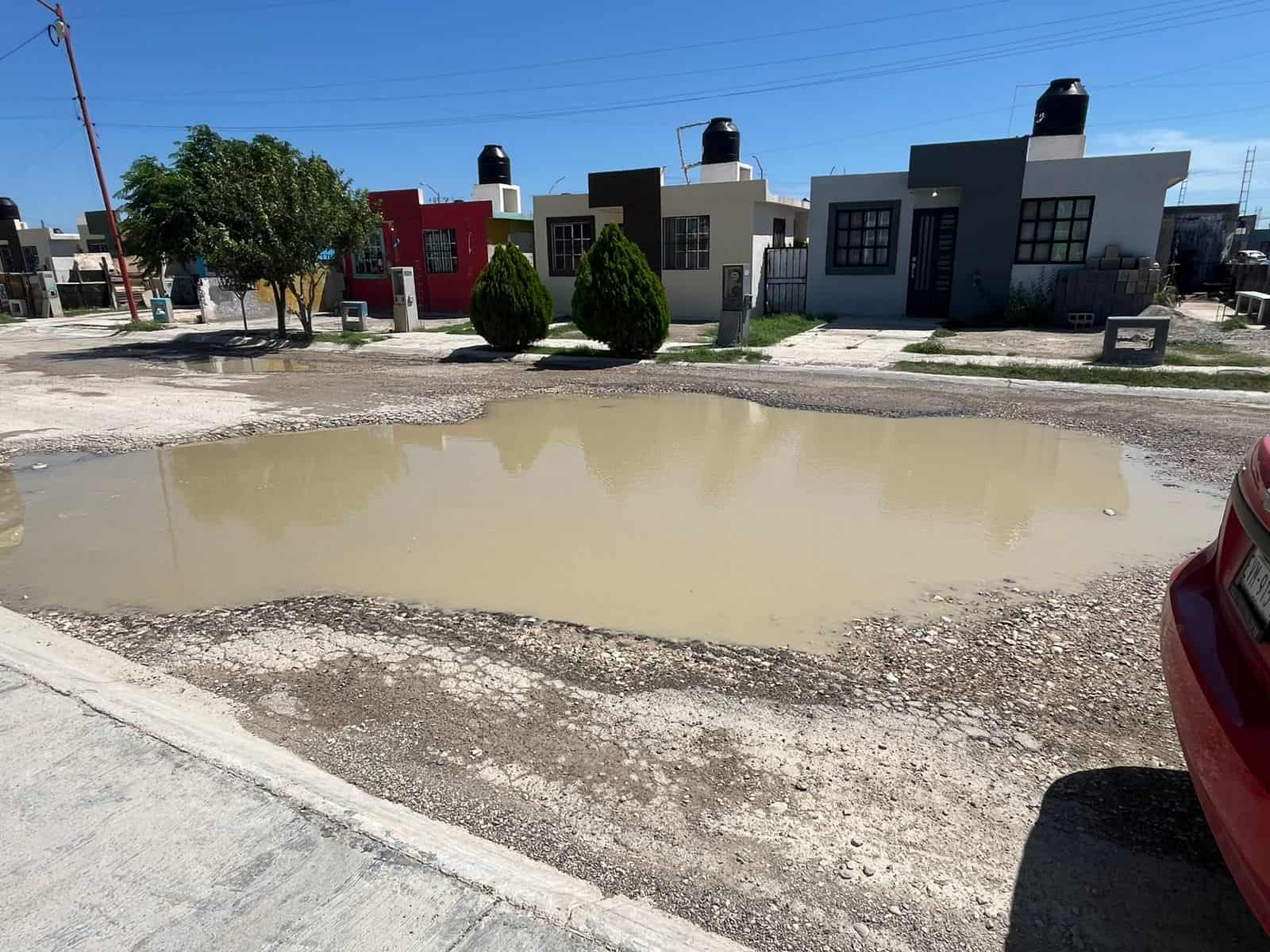 Vecinos de Praderas del Valle exigen solución a enorme bache que afecta vialidad y salud