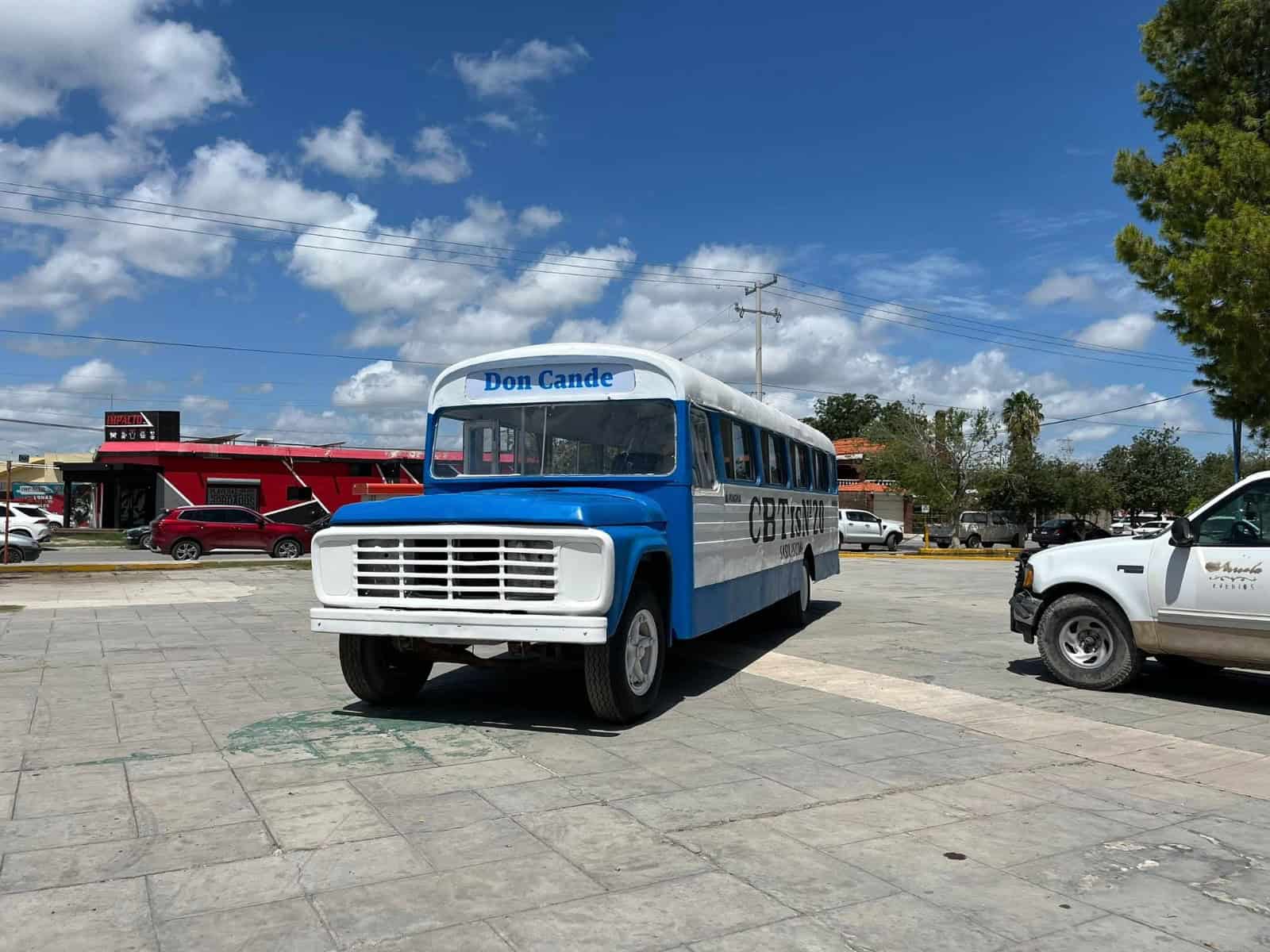 Restauración del emblemático autobús escolar Don Cande en CBTIS 20