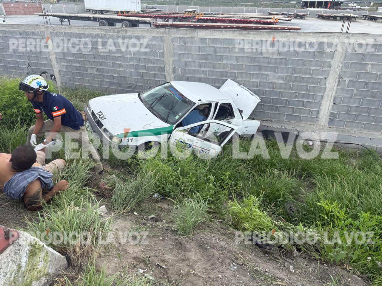 Taxista trasladado al hospital tras salida de camino en Castaños