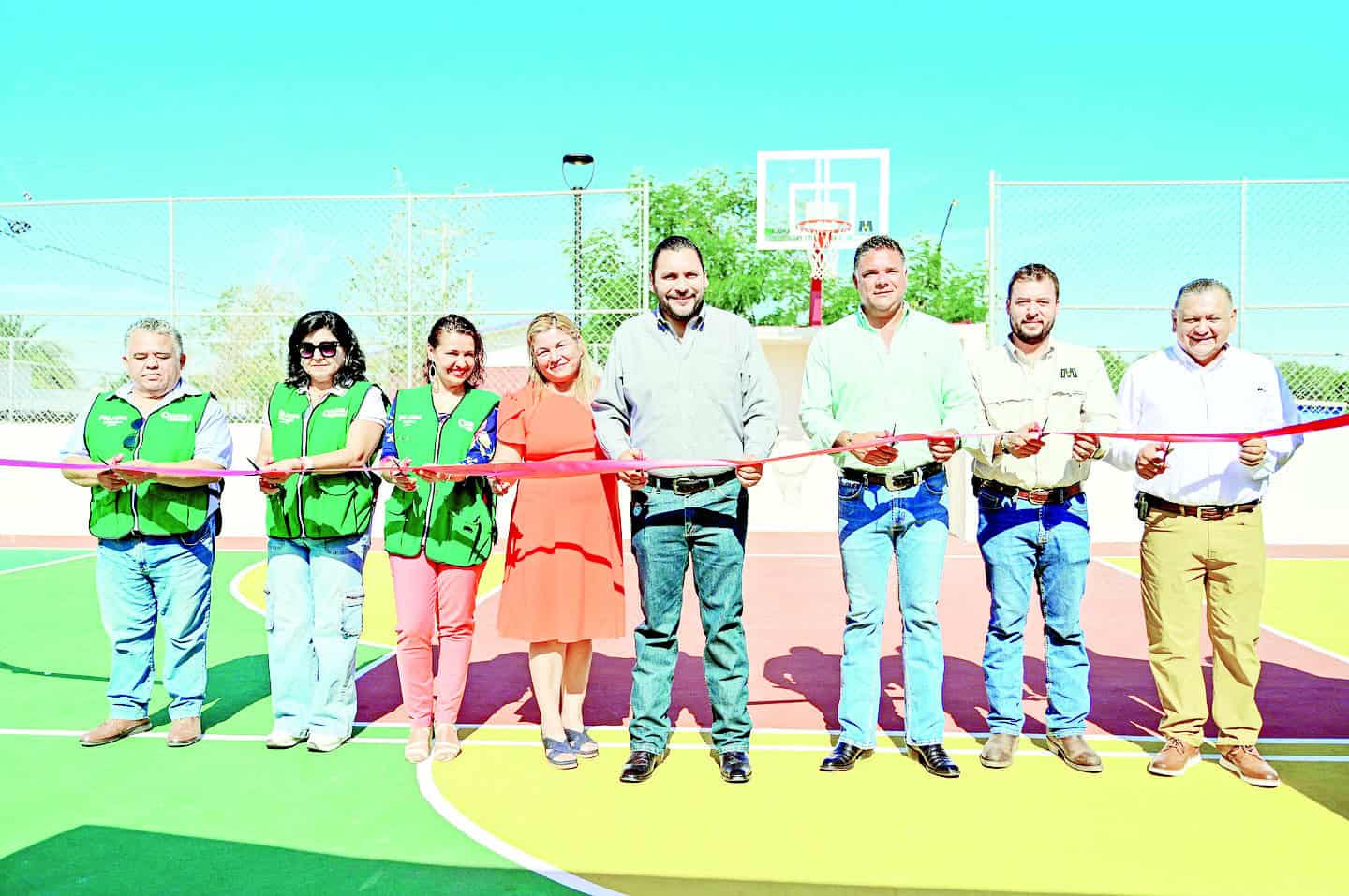 Alcalde Carlos Villarreal Pérez entrega obra deportiva en Monclova