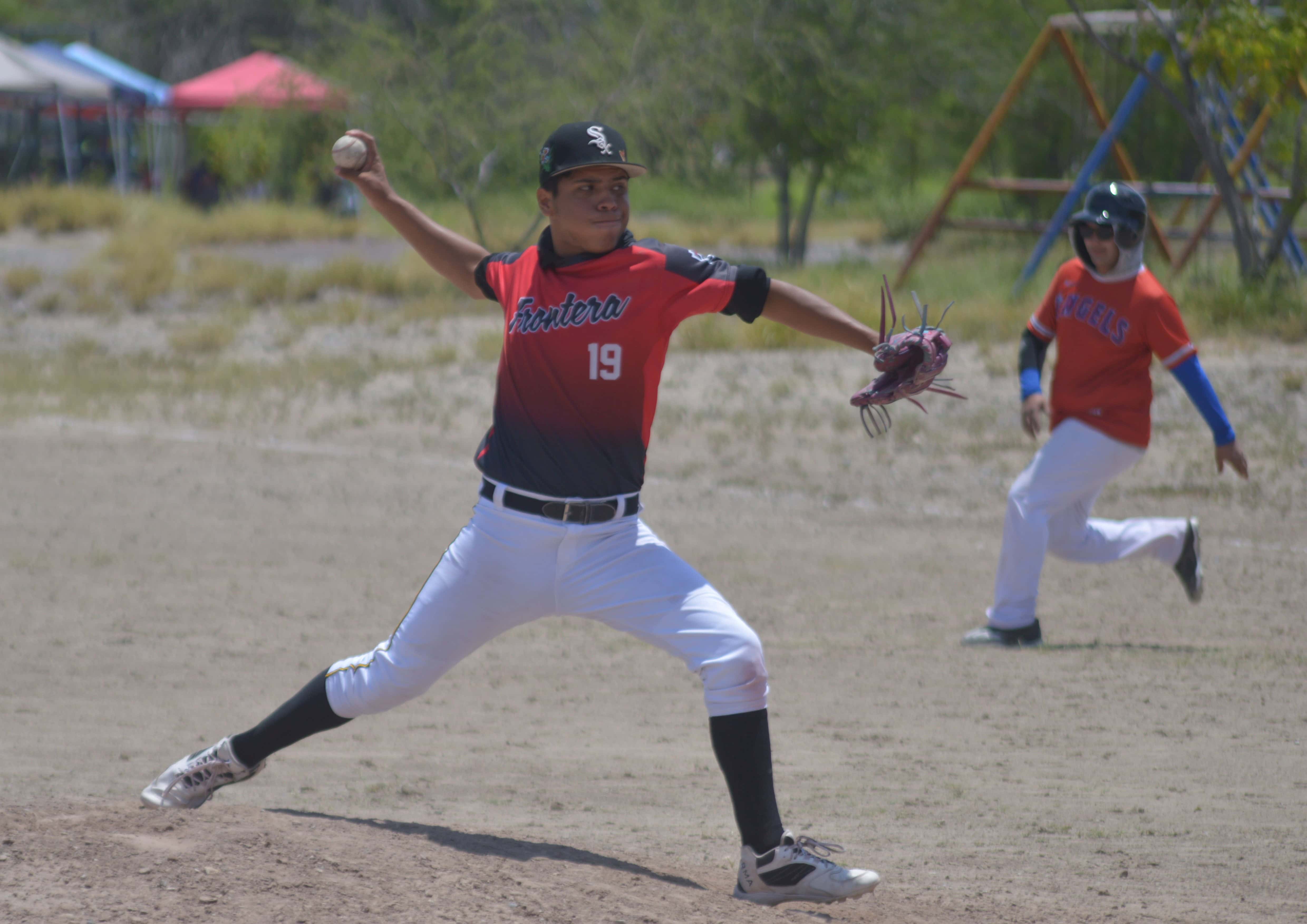 Tigres del Oriente y Ángeles se enfrentan en la Liga de Béisbol Gilberto Felán