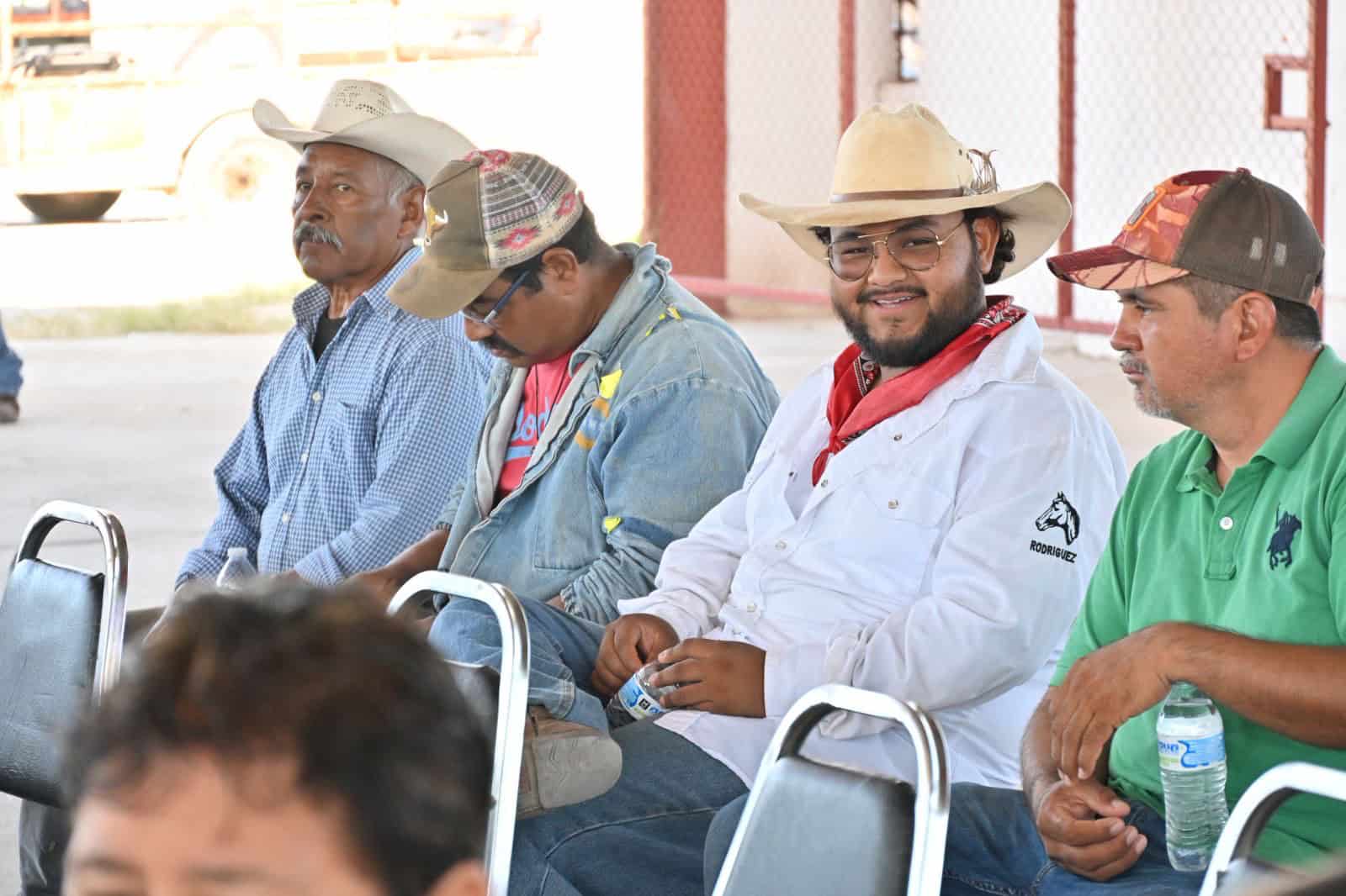 Entrega simbólica de árboles frutales fortalece la relación gobierno-ciudadanía en San Buenaventura