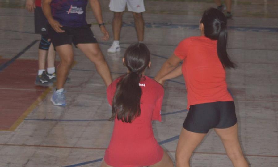 La Familia Remonta ante Los Peña en un Partido Intenso de la Categoría Mixta