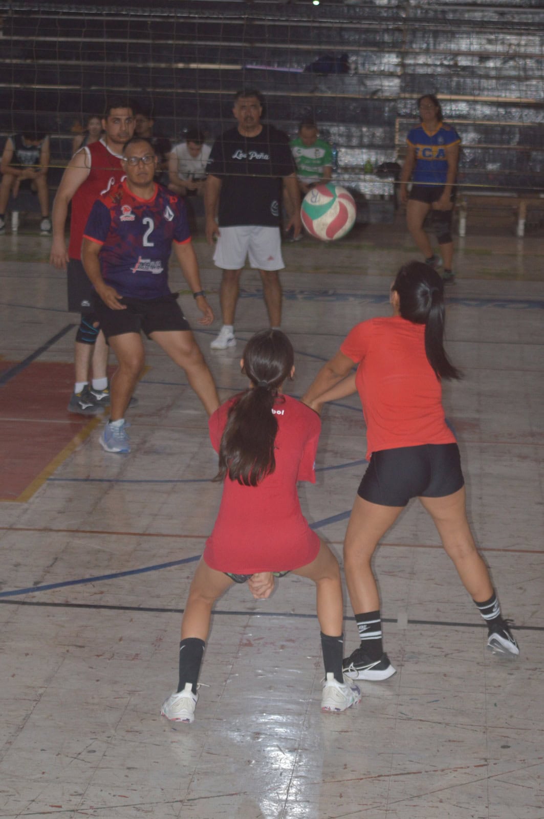 La Familia Remonta ante Los Peña en un Partido Intenso de la Categoría Mixta