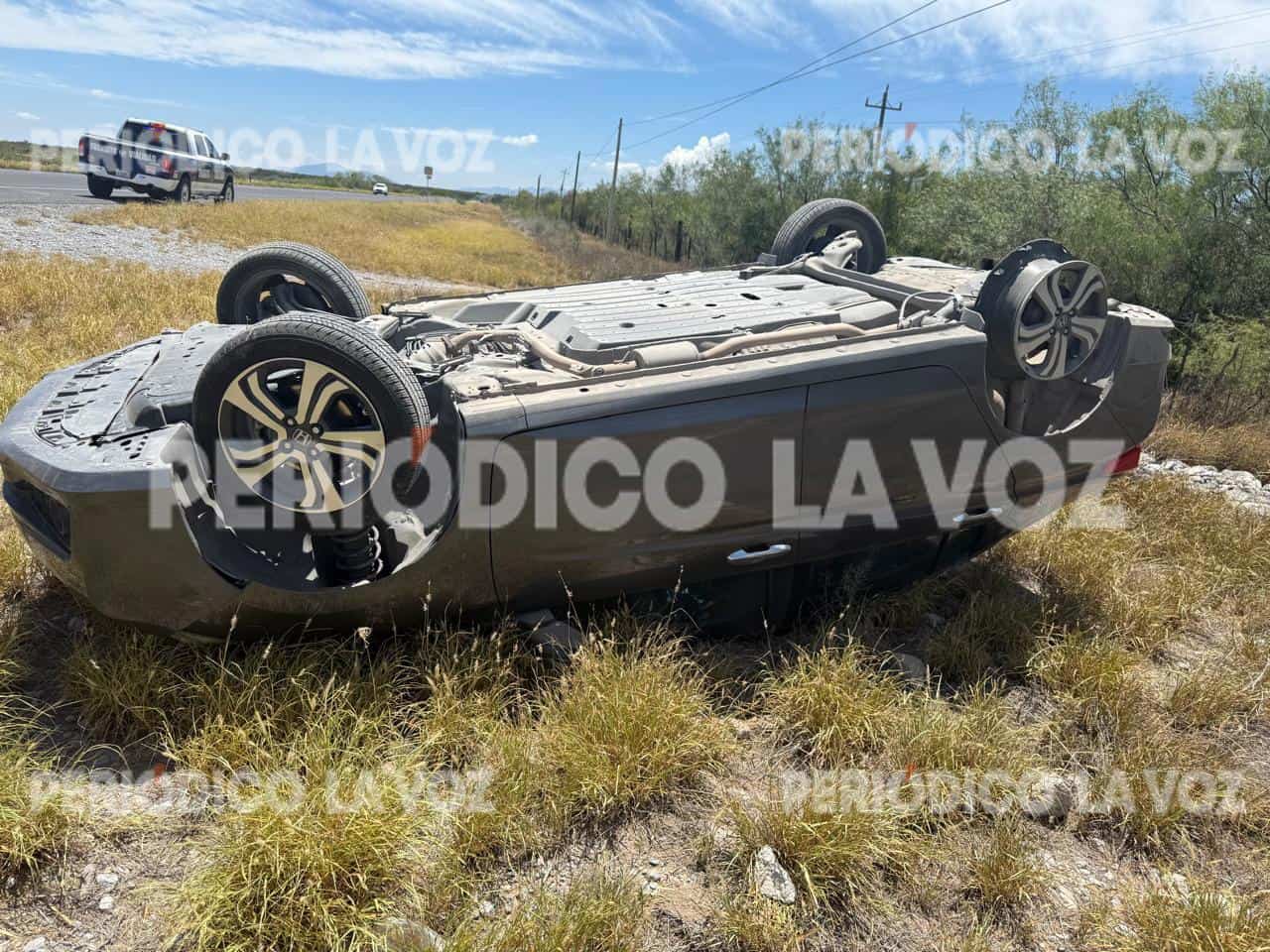 Les truena llanta y  vuelcan