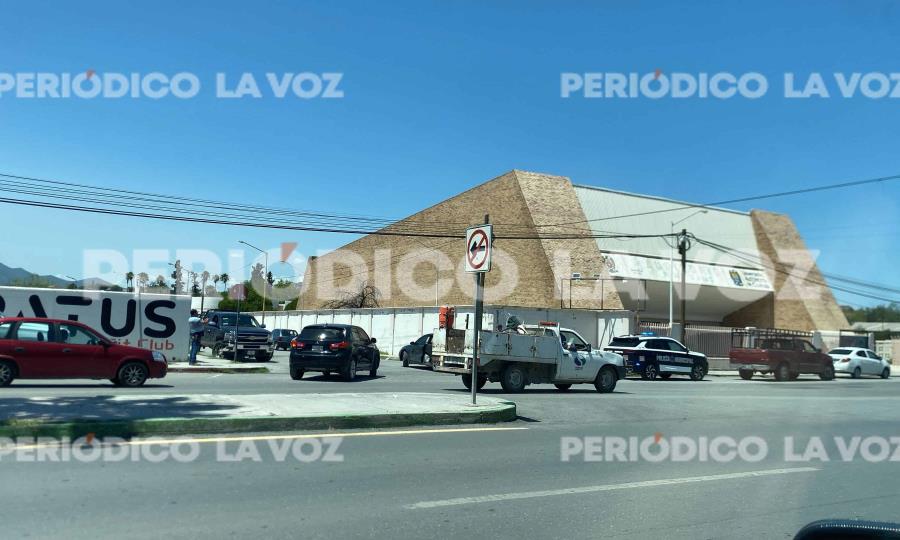 Choque entre Nissan Altima y Camioneta en Monclova