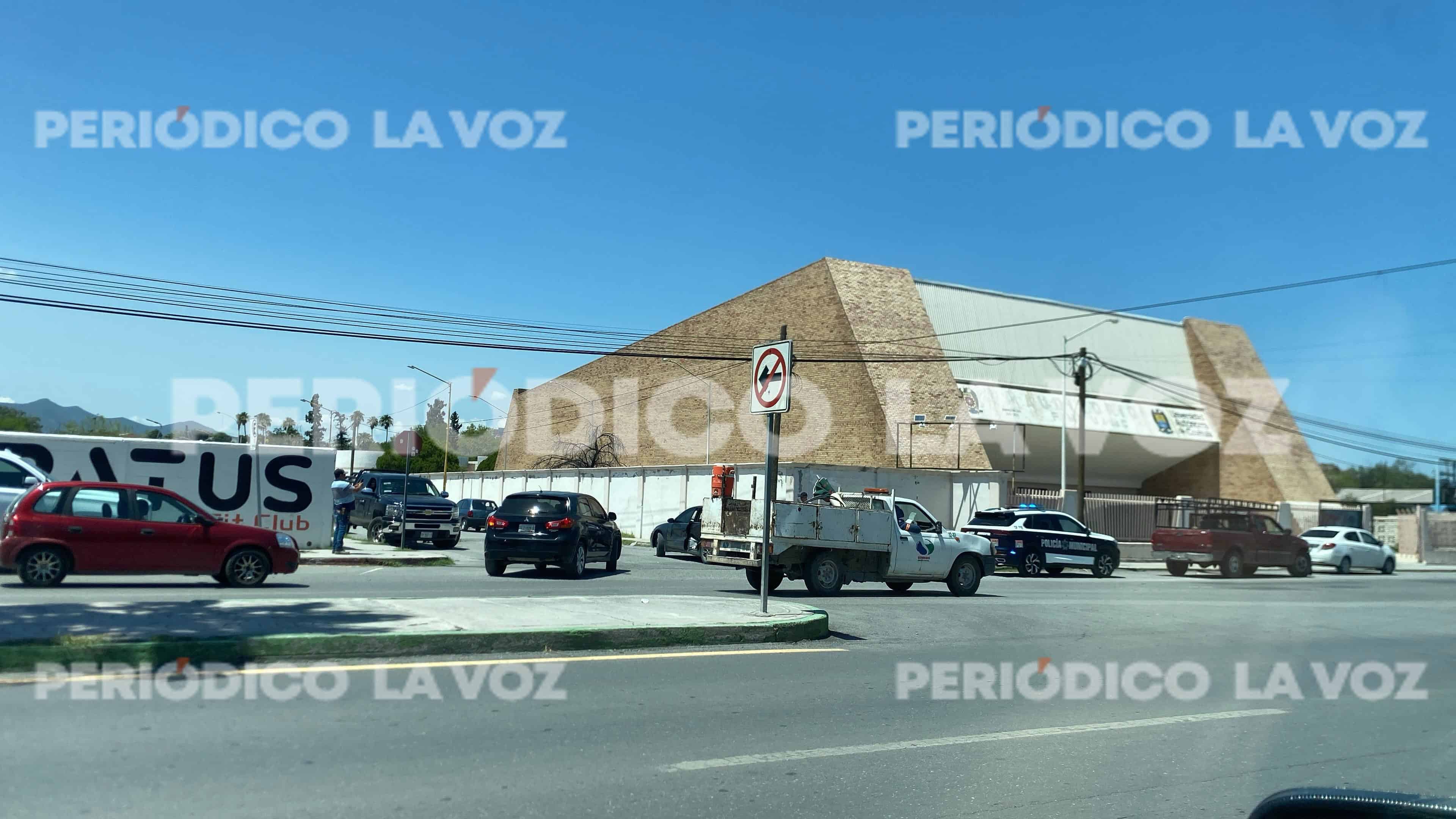 Choque entre Nissan Altima y Camioneta en Monclova