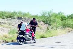 Joven motociclista resulta herido tras choque en avenida Sabinal