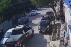 Choca frente a patrulla… y policía lo deja huir