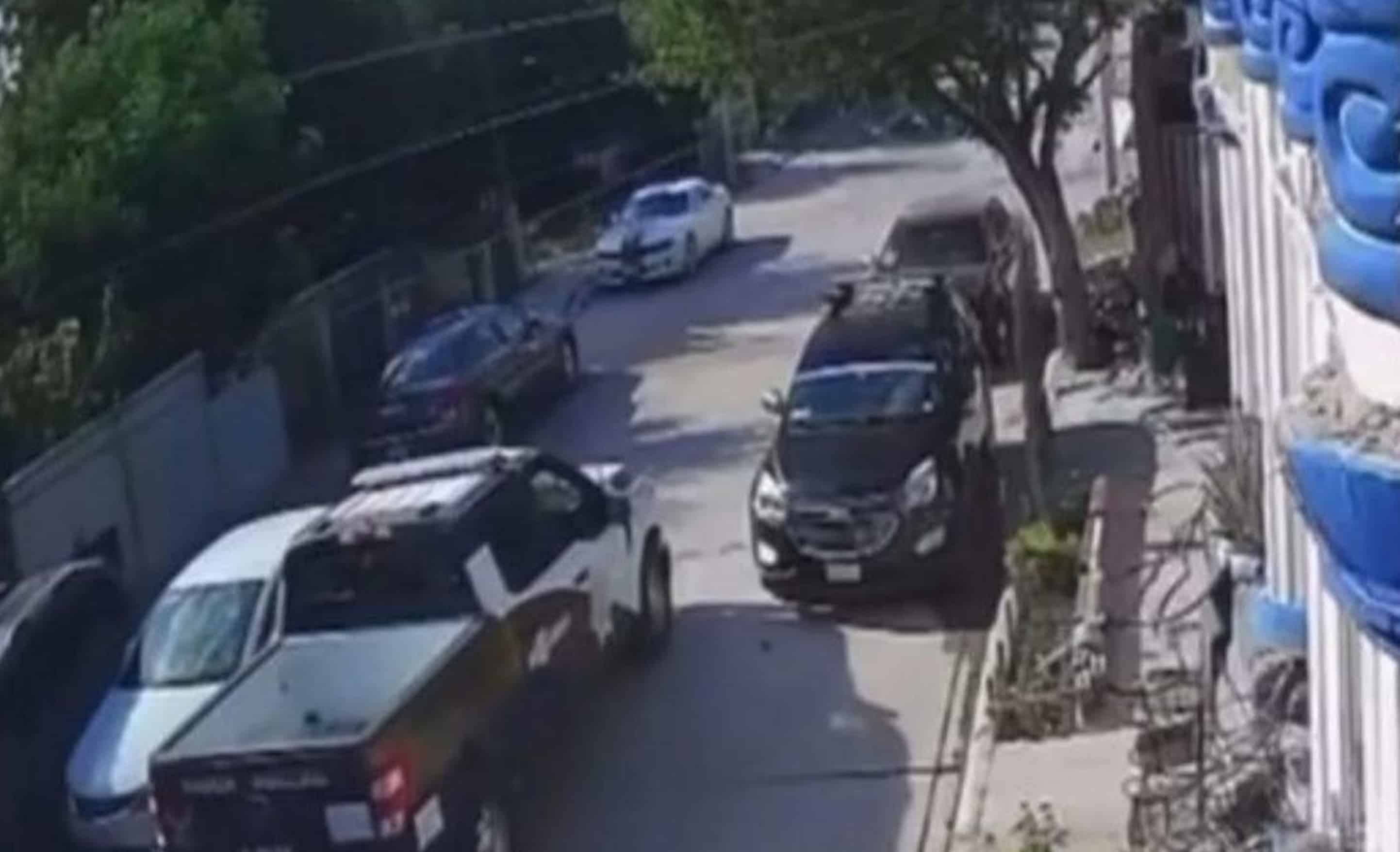 Choca frente a patrulla... y policía lo deja huir