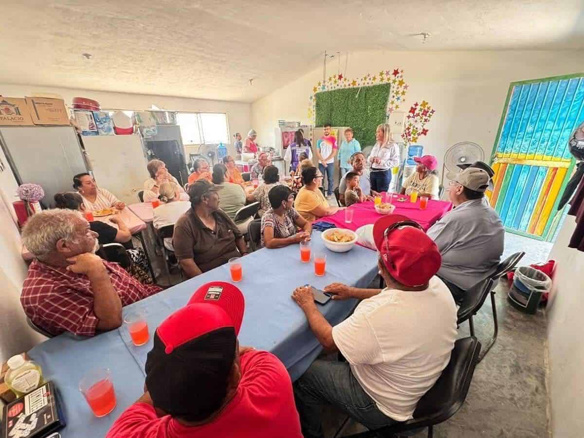 Promueven tarjeta de salud en visita estatal a comedor de adultos mayores