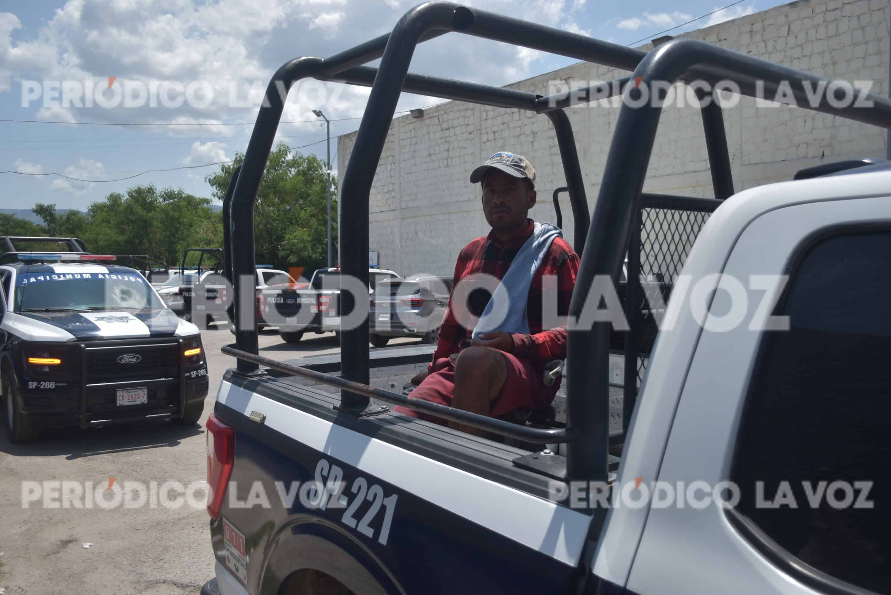 Policía Asegura a Hombre Drogándose en Centro Comercial