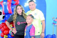 Emotiva Fiesta en Azul Grana para Eithan García