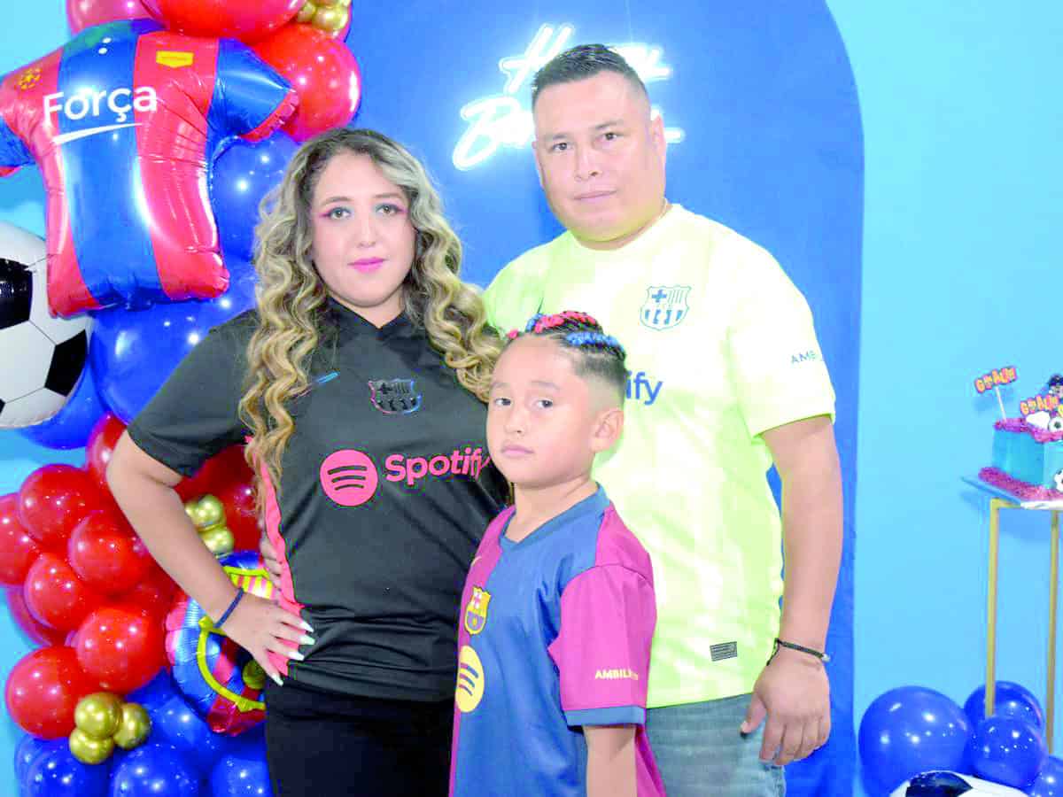 Emotiva Fiesta en Azul Grana para Eithan García