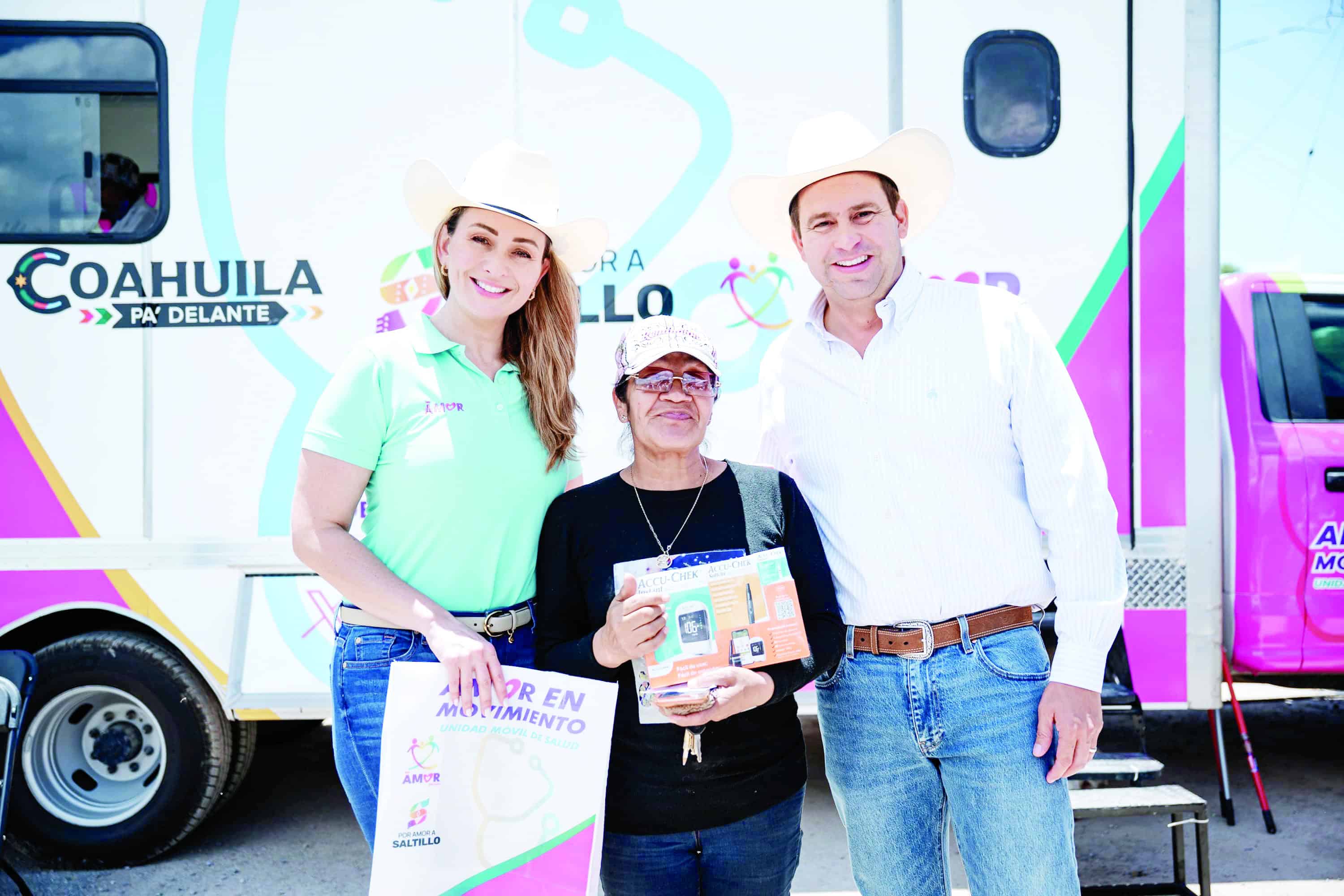 Entregan Javier y Luly Alimentos de Corazón en Saltillo
