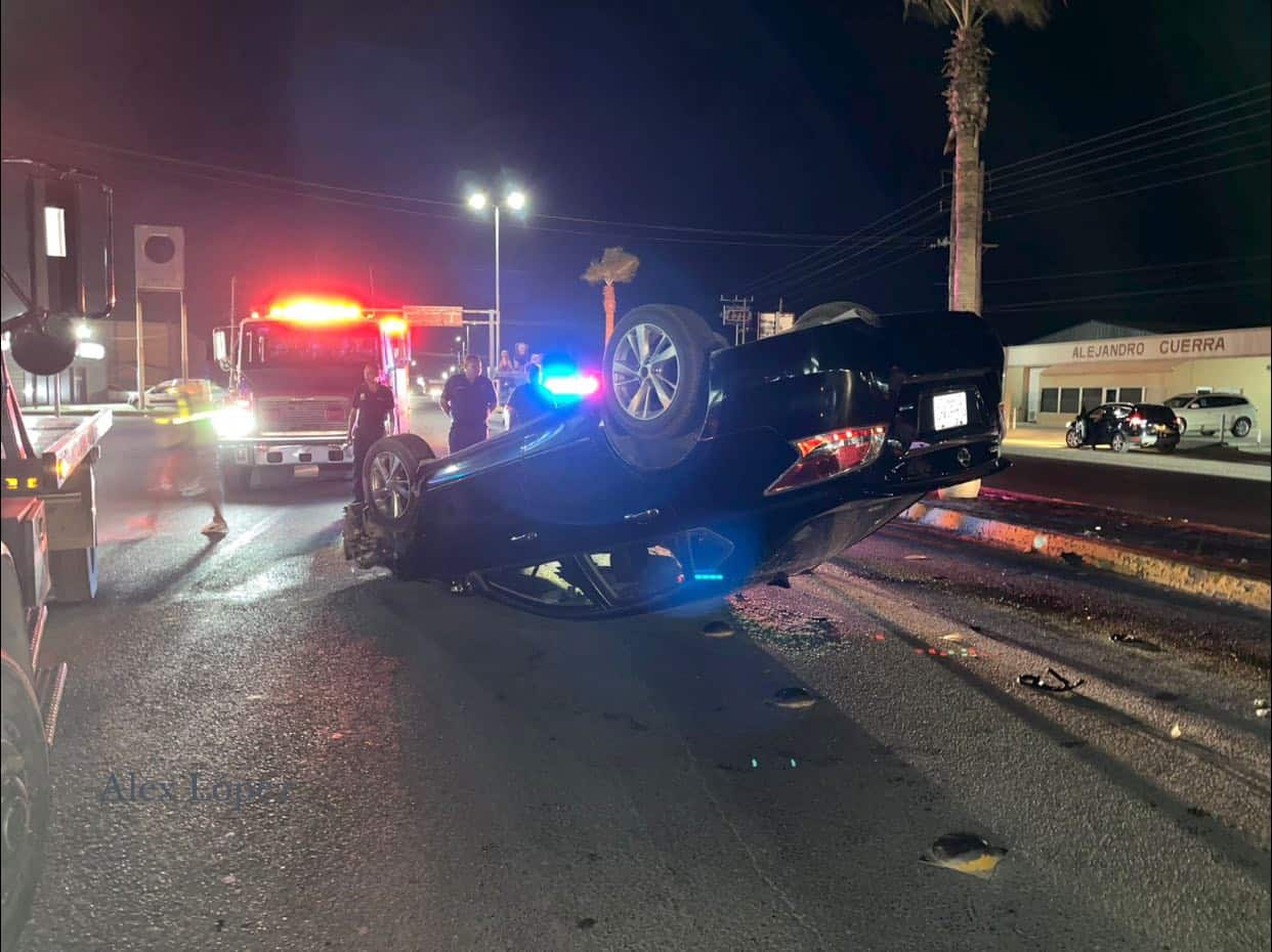 Jóvenes resultan heridos en volcadura de Nissan Sentra en Sabinas