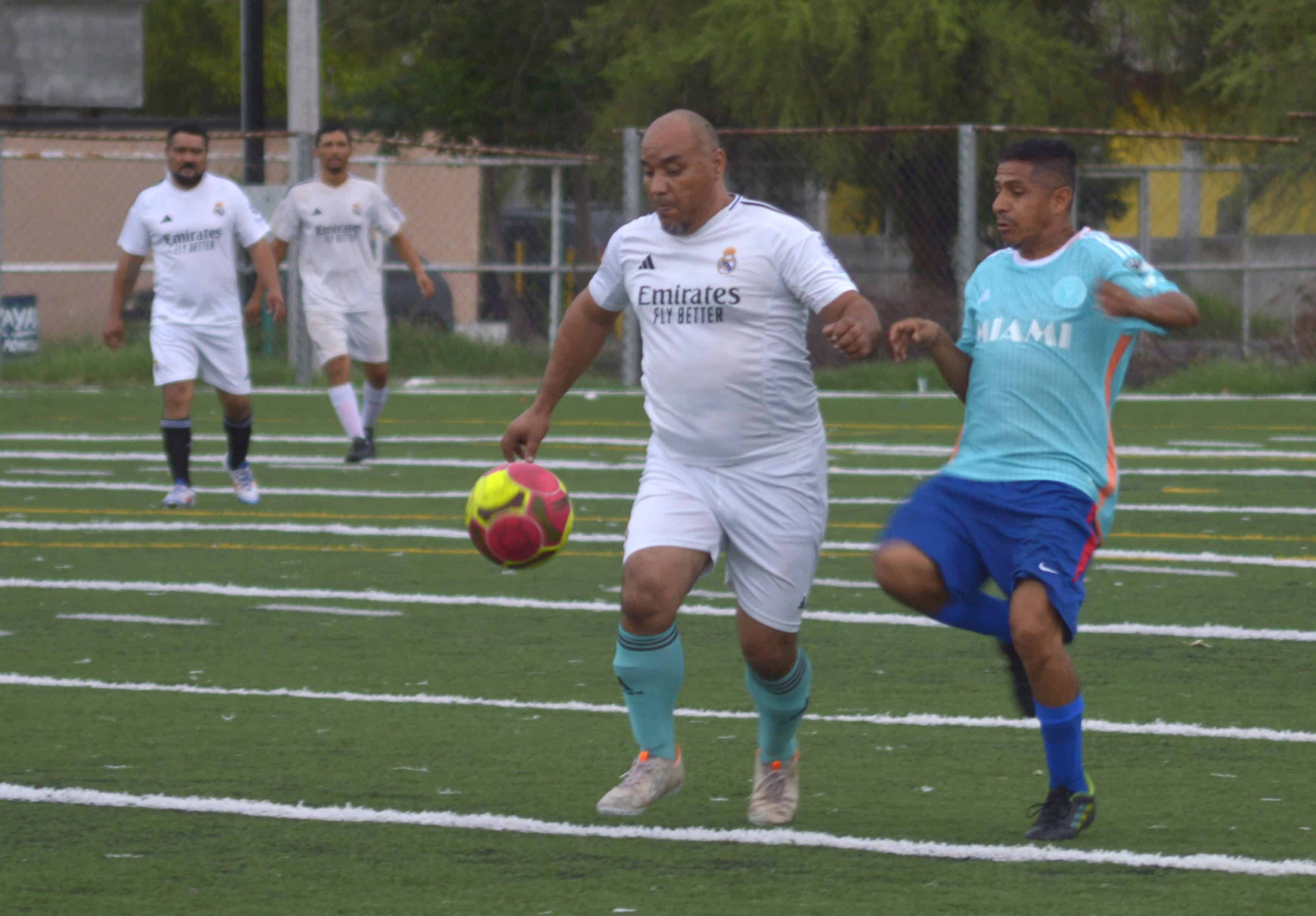 Nadadores vencen a Cerveceros en jornada 4 de fútbol de veteranos