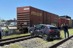 ¡Se salva de milagro! Tren arrastra camioneta de Joaquín Barrón, de los Hermanos Barrón