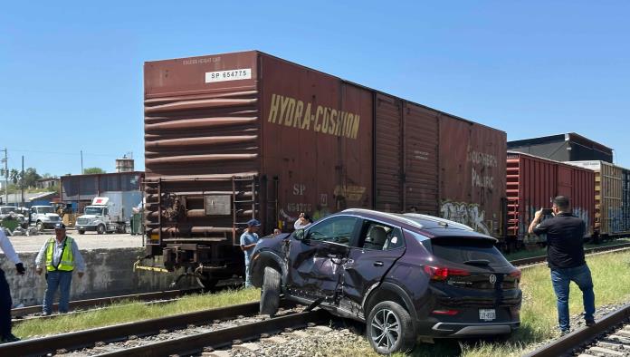 ¡Se salva de milagro! Tren arrastra camioneta de Joaquín Barrón, de los Hermanos Barrón