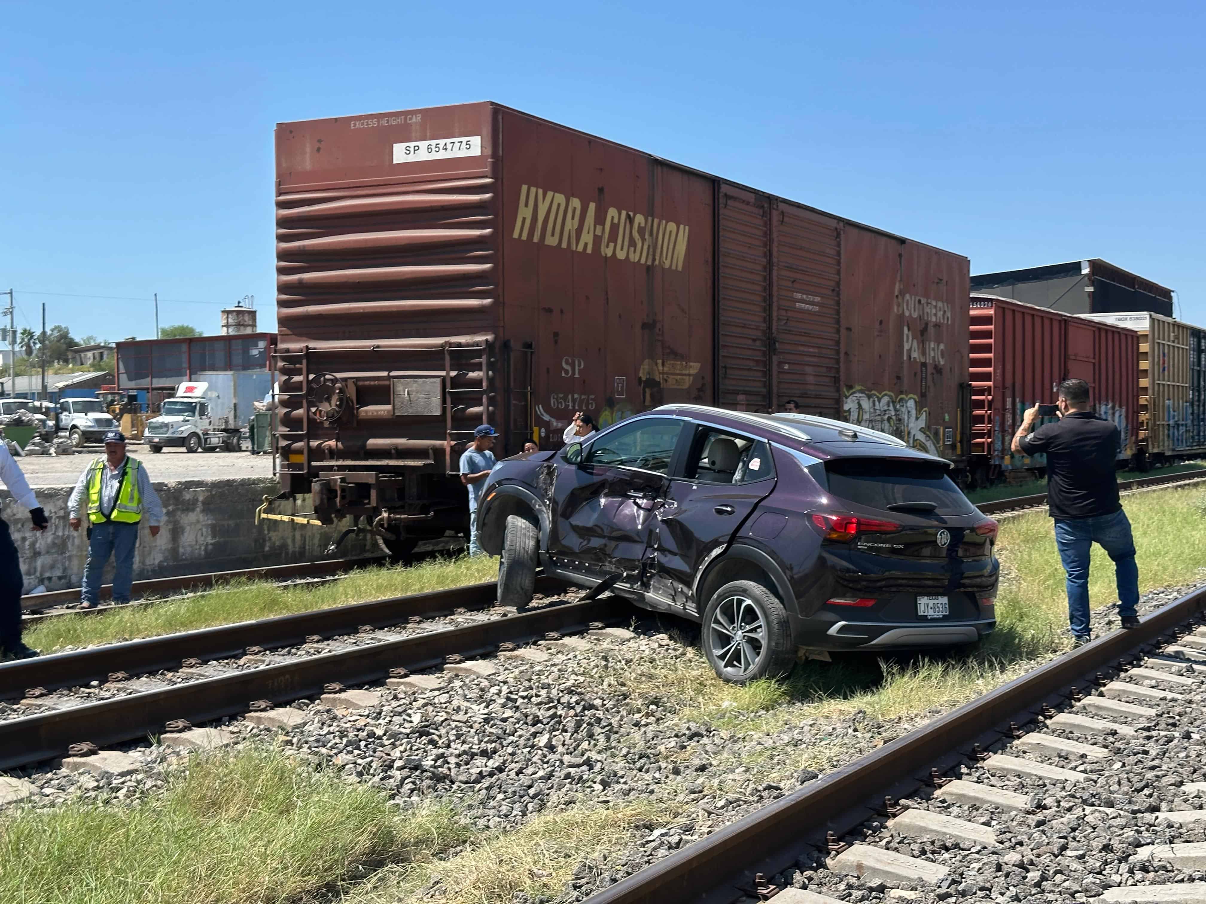 ¡Se salva de milagro! Tren arrastra camioneta de Joaquín Barrón, de los Hermanos Barrón