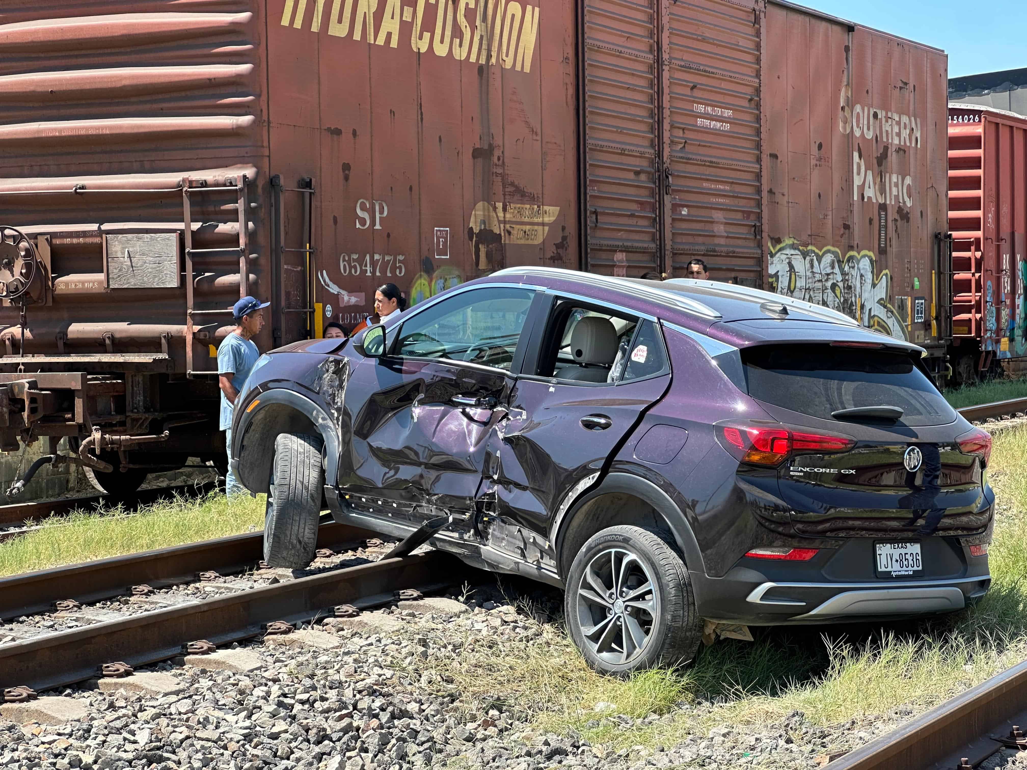 ¡Se salva de milagro! Tren arrastra camioneta de Joaquín Barrón, de los Hermanos Barrón
