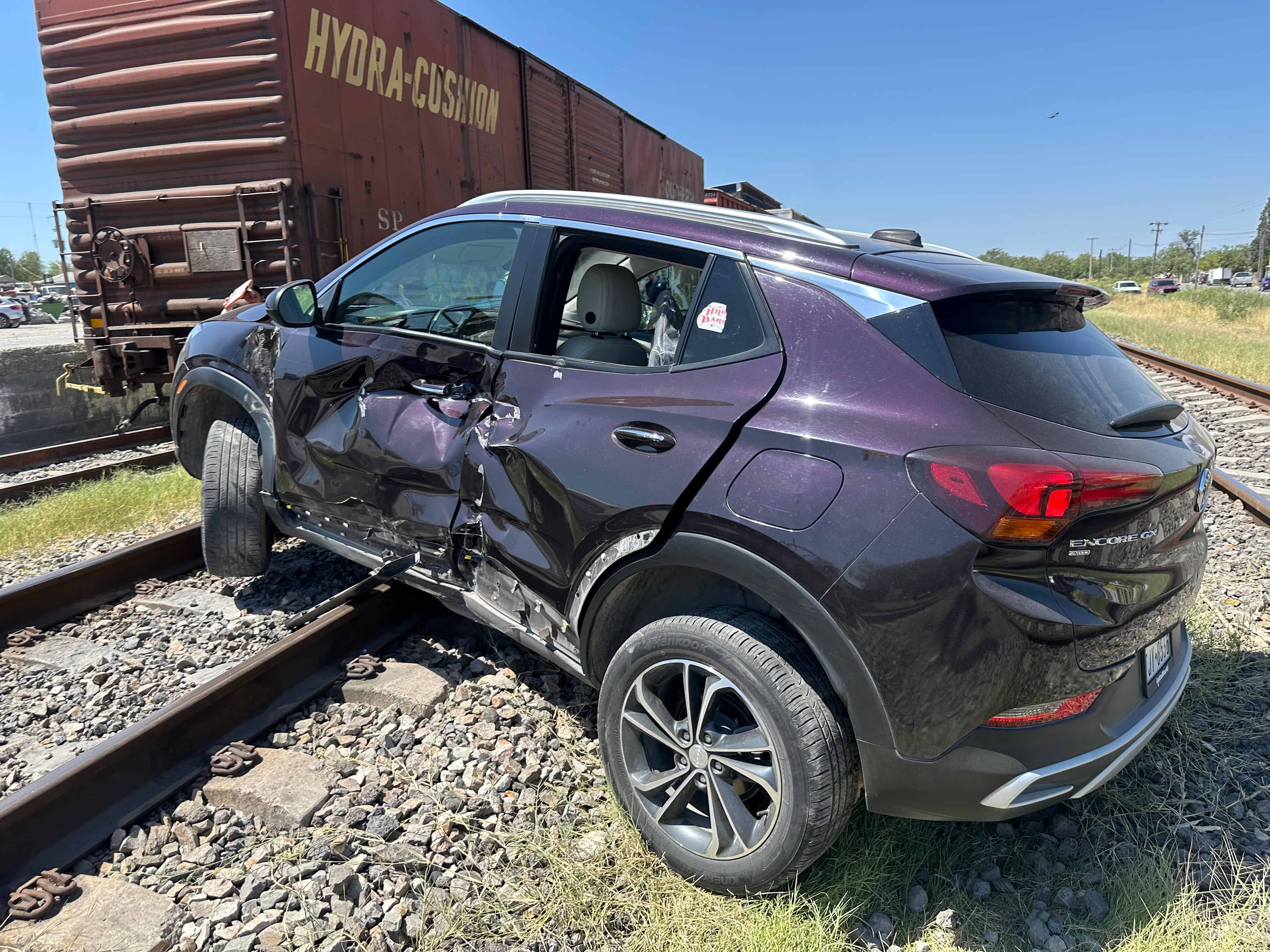 ¡Se salva de milagro! Tren arrastra camioneta de Joaquín Barrón, de los Hermanos Barrón