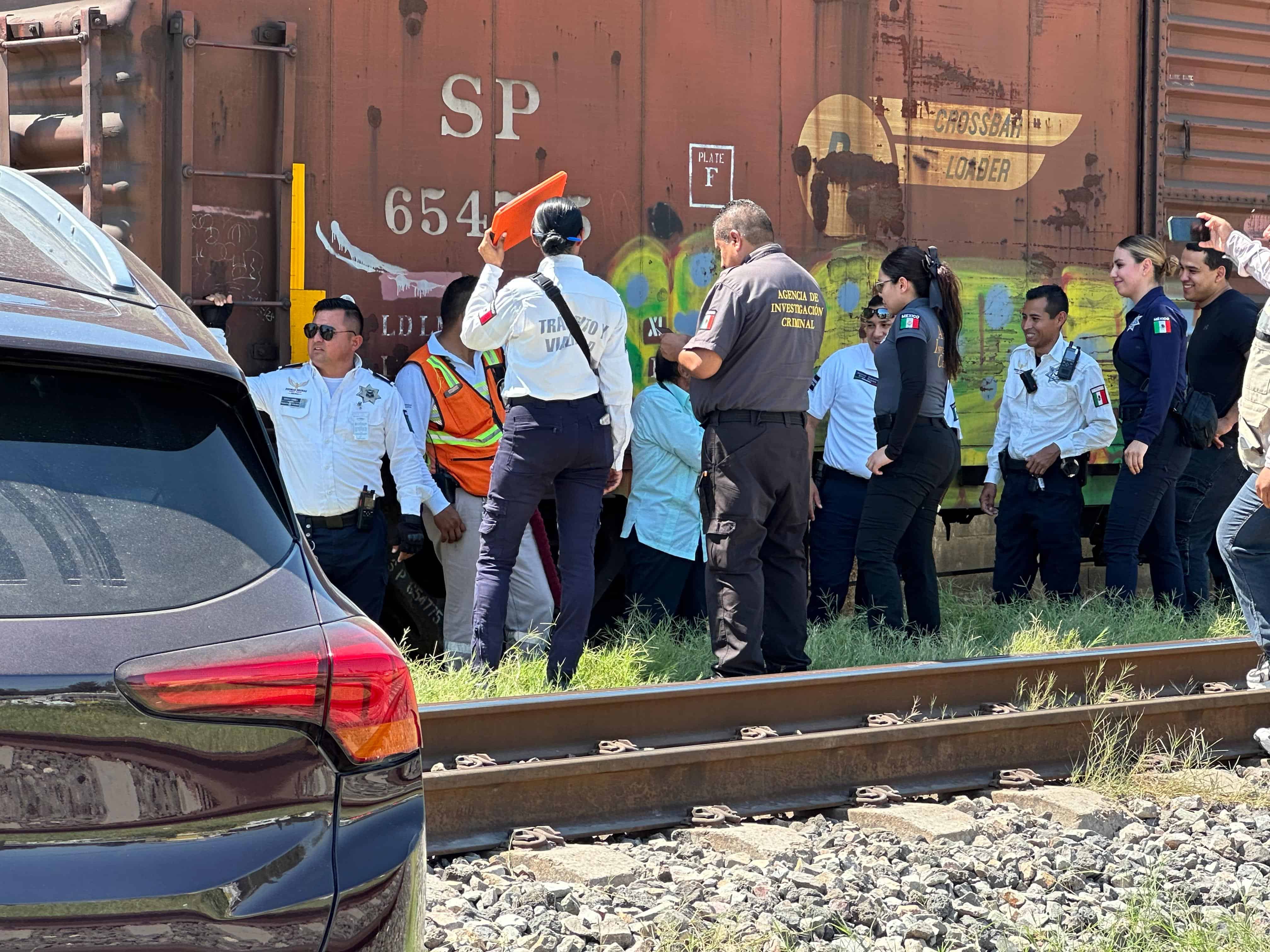 ¡Se salva de milagro! Tren arrastra camioneta de Joaquín Barrón, de los Hermanos Barrón