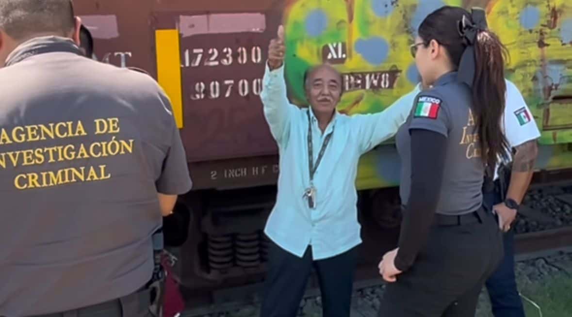¡Se salva de milagro! Tren arrastra camioneta de Joaquín Barrón, de los Hermanos Barrón