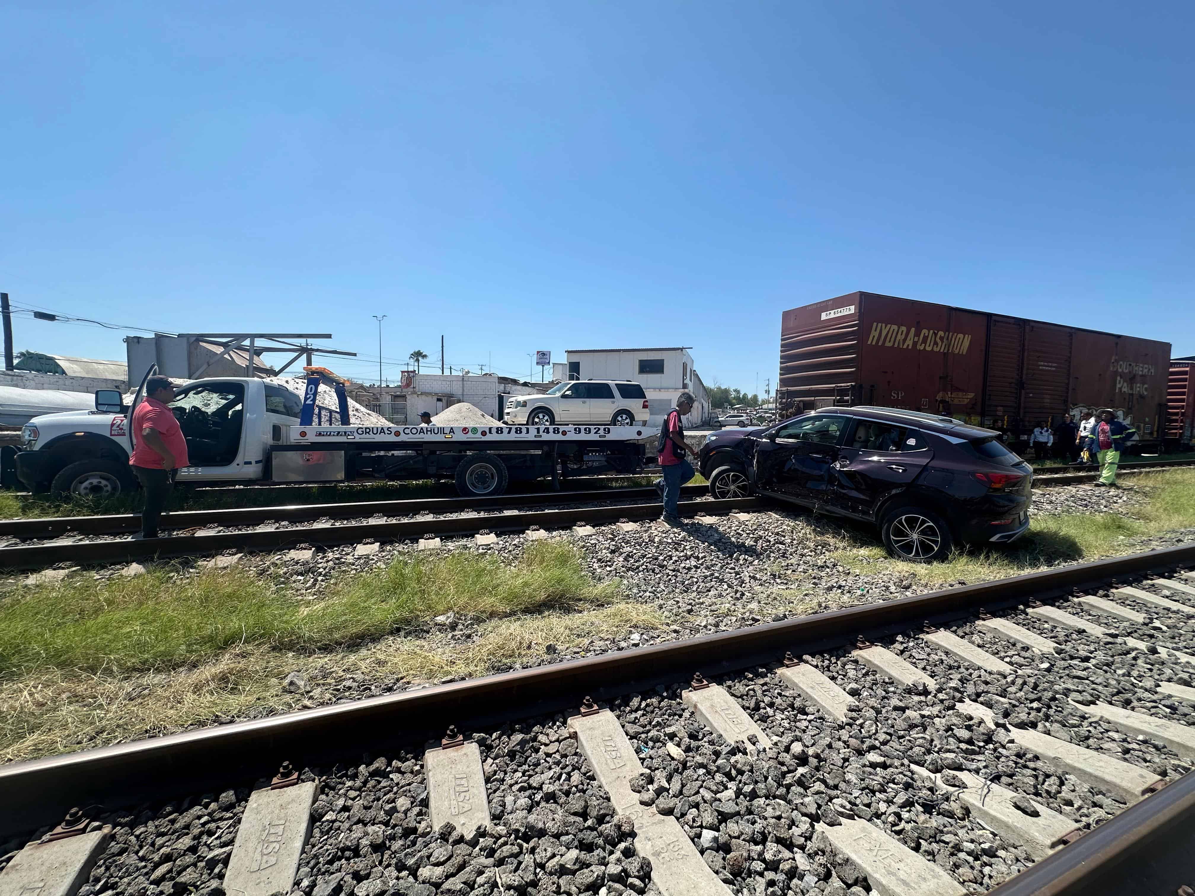 ¡Se salva de milagro! Tren arrastra camioneta de Joaquín Barrón, de los Hermanos Barrón