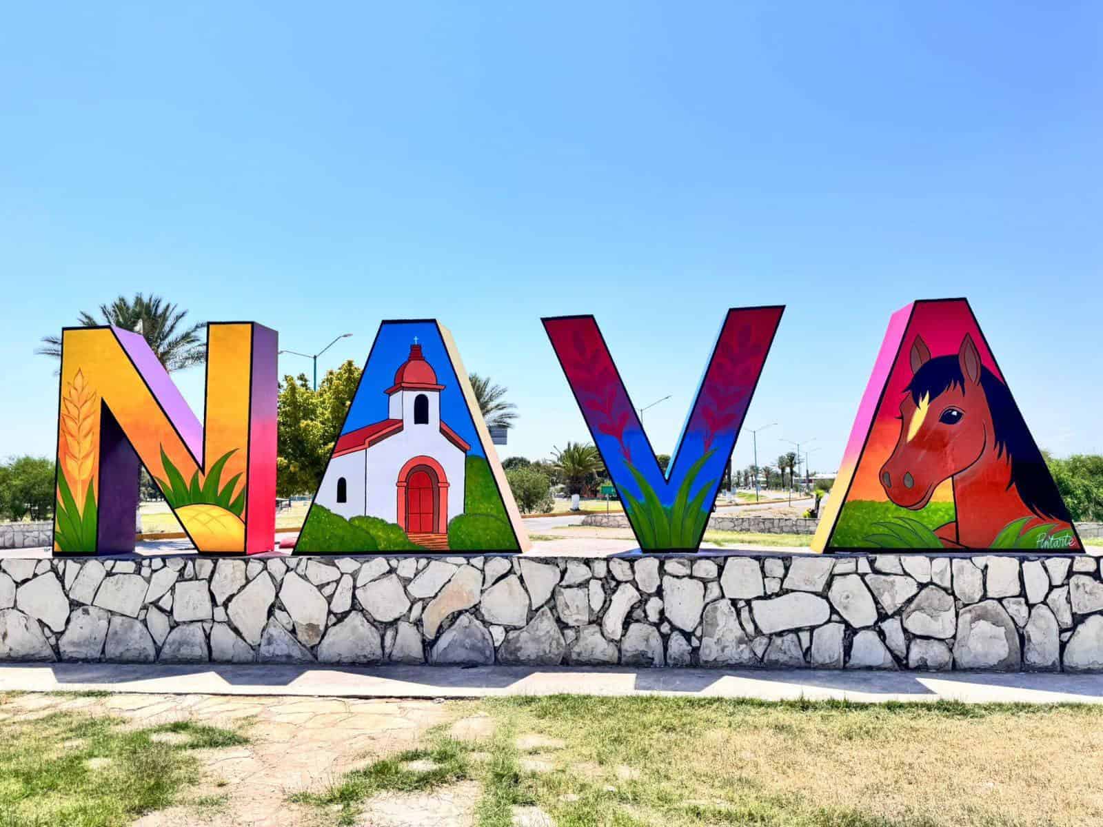 Renuevan letras monumentales de Nava con arte local
