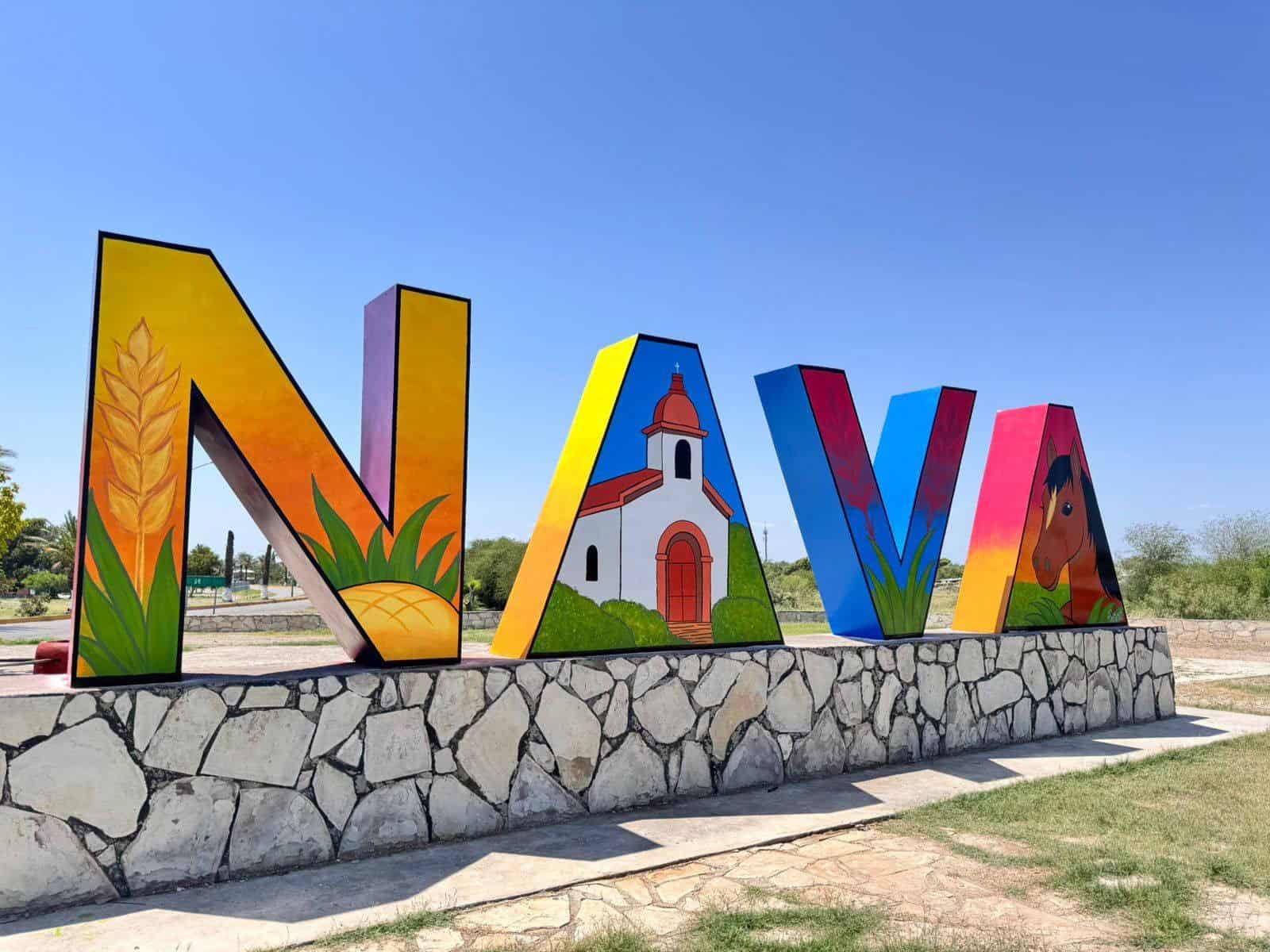 Renuevan letras monumentales de Nava con arte local