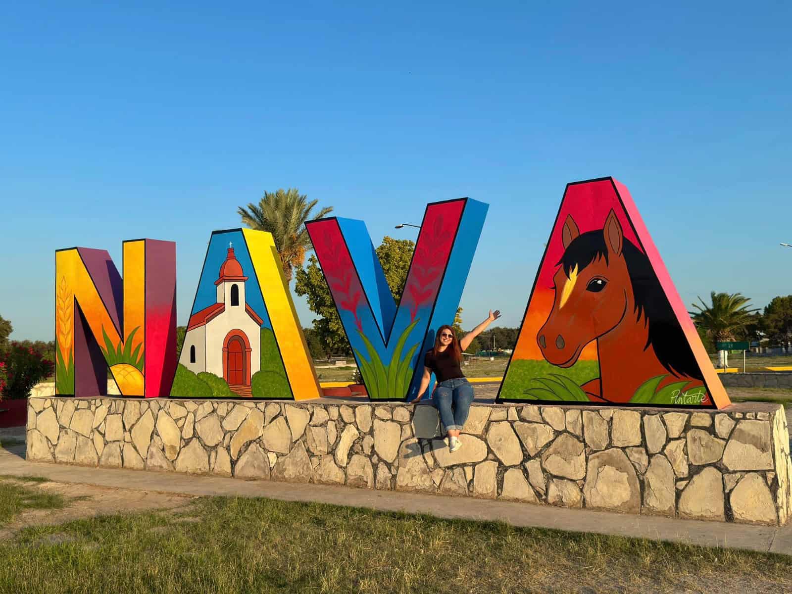 Renuevan letras monumentales de Nava con arte local