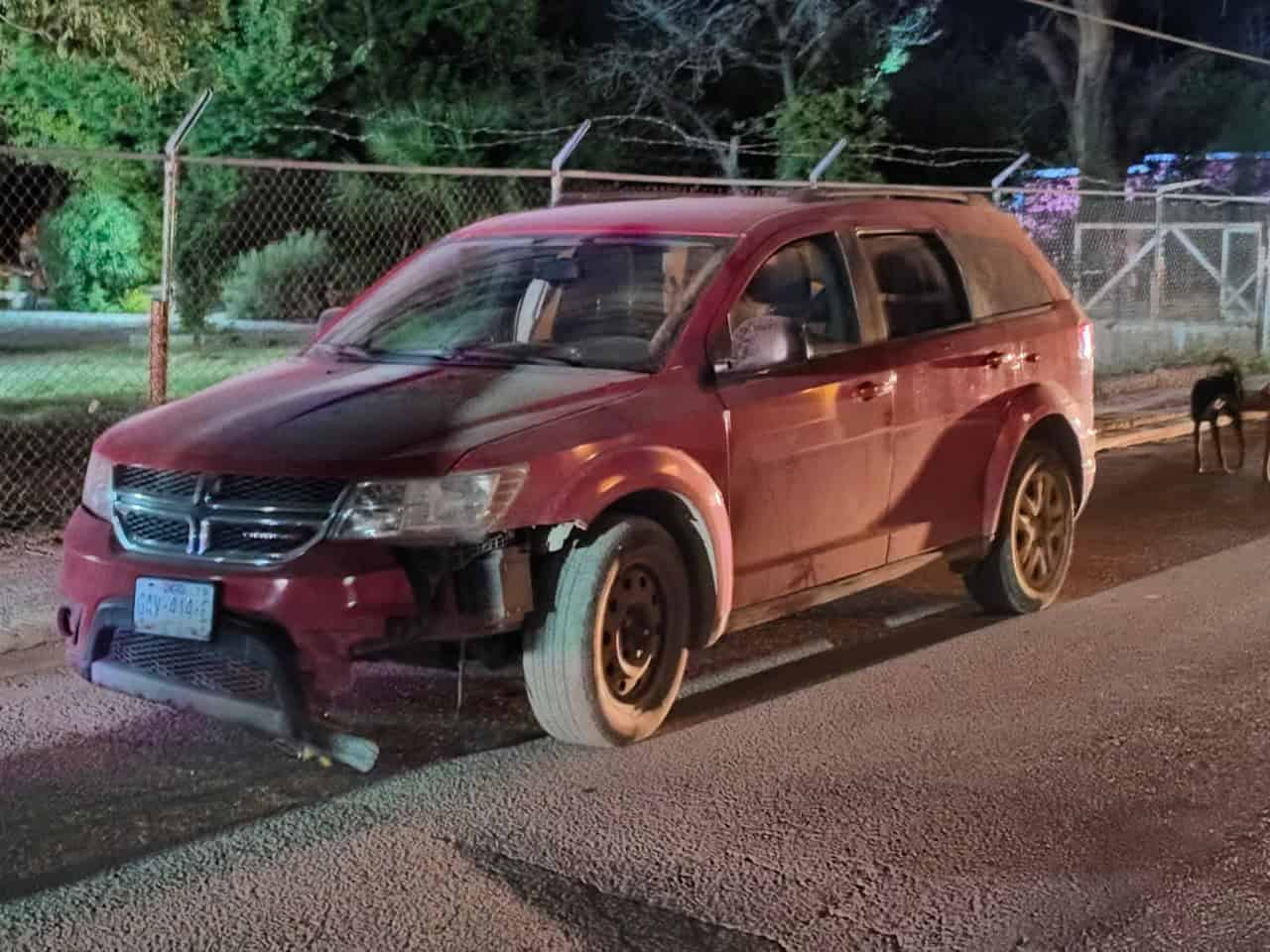 Jóvenes irrumpen con camioneta en vivienda y provocan crisis a propietaria