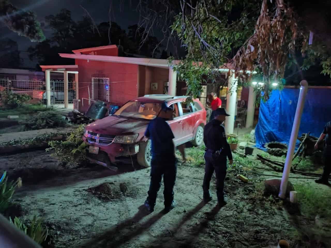 Jóvenes irrumpen con camioneta en vivienda y provocan crisis a propietaria
