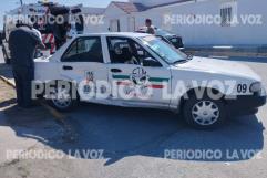 Choque en Monclova: taxi y vehículo colisionan en cruce de calles