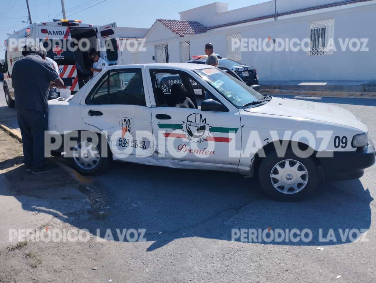 Choque en Monclova: taxi y vehículo colisionan en cruce de calles