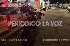 Choque entre motocicleta y camioneta deja a pareja herida