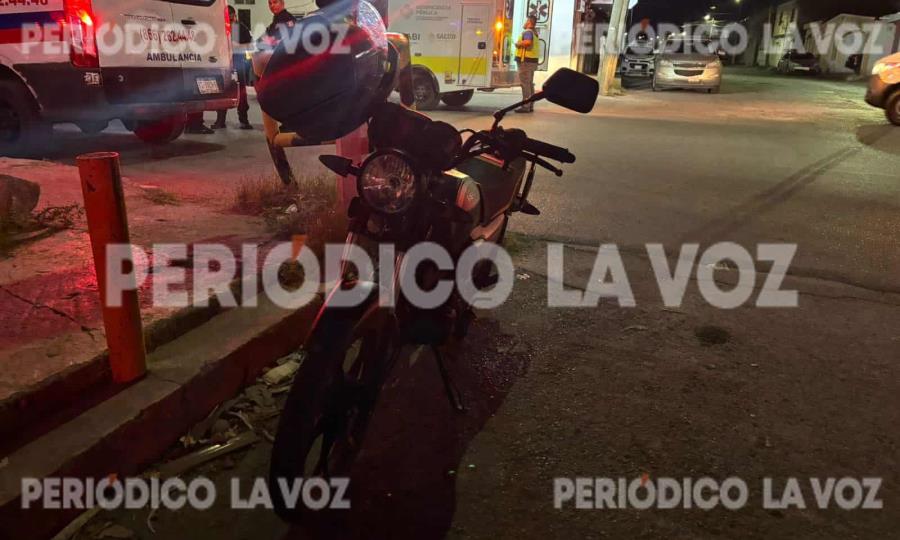 Choque entre motocicleta y camioneta deja a pareja herida